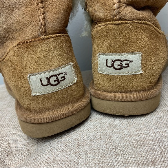 UGG Girls' Bailey Button Triplet II Boots - Picture 6 of 15